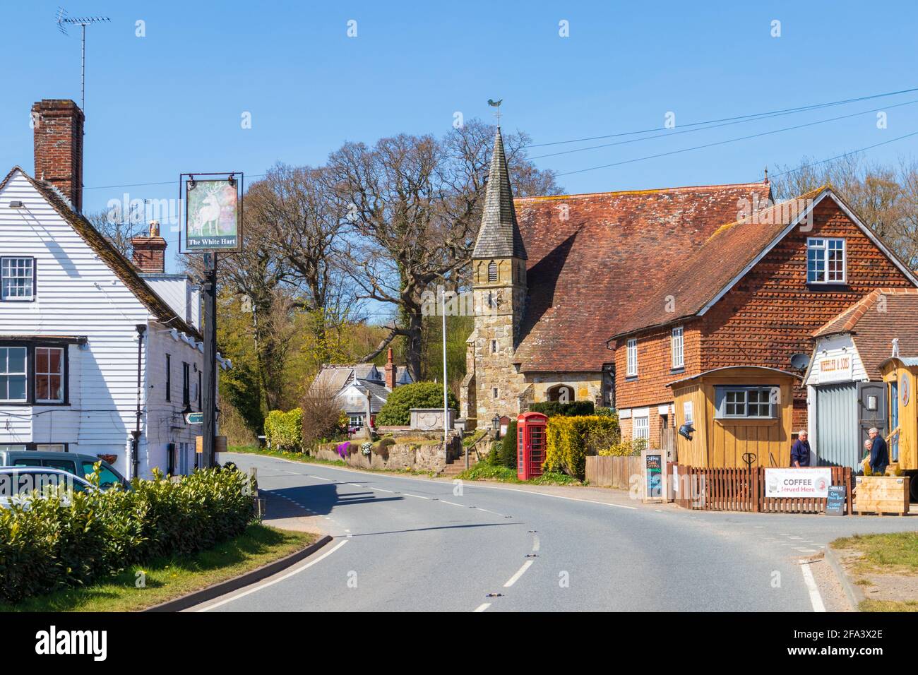 Newenden, il villaggio più piccolo del Kent, il pub White Hart e la chiesa di San Pietro, High Weald, aonb, kent, regno unito Foto Stock