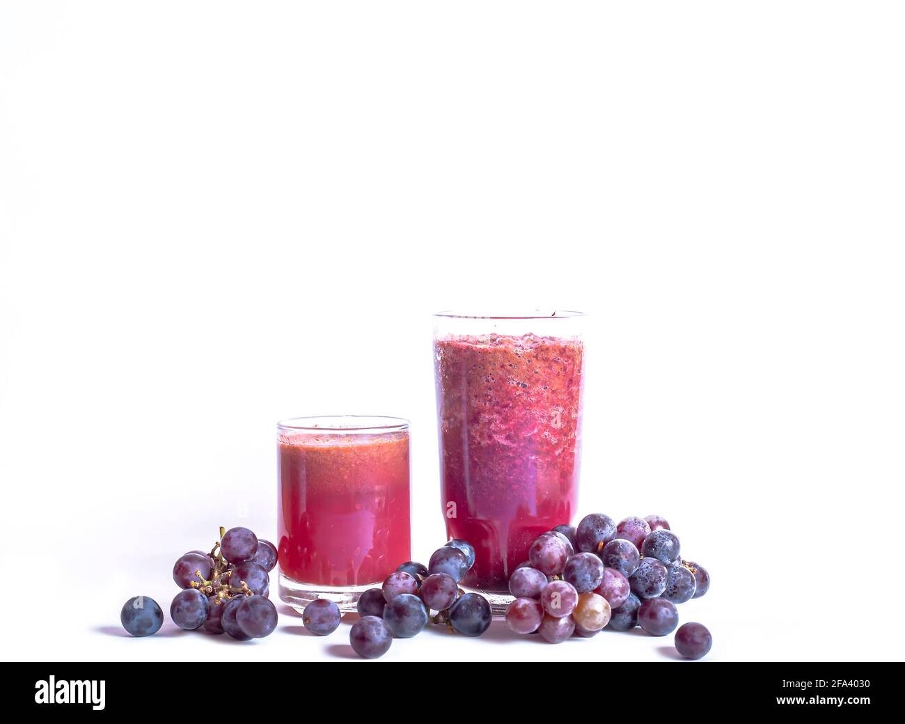 Succo d'uva con frutta fresca isolata su sfondo bianco Foto Stock