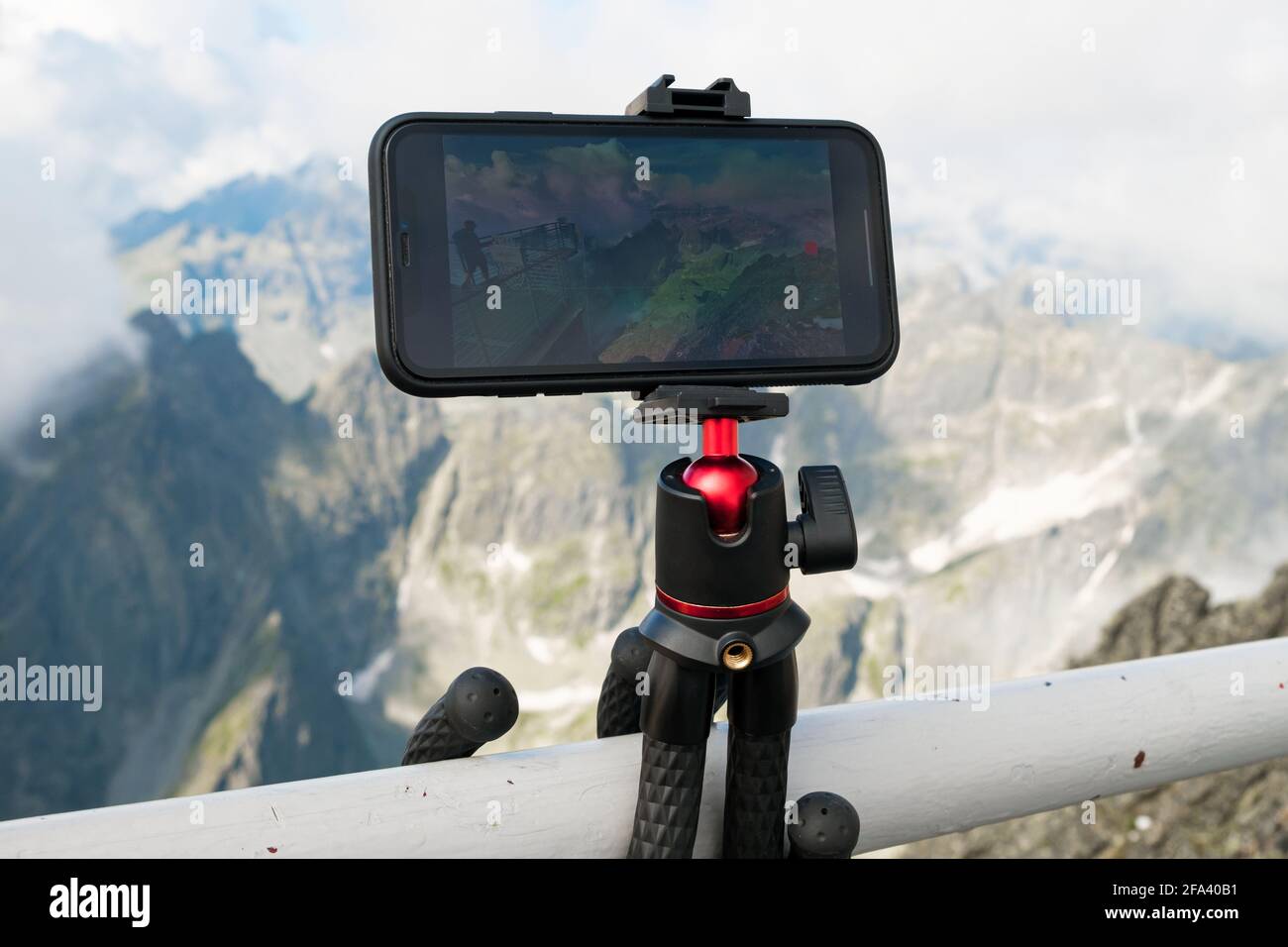 Smartphone sul treppiede per scattare foto. Acquisizione di immagini o intervalli temporali di nuvole in movimento in montagna. Dispositivo per il blogging Foto Stock