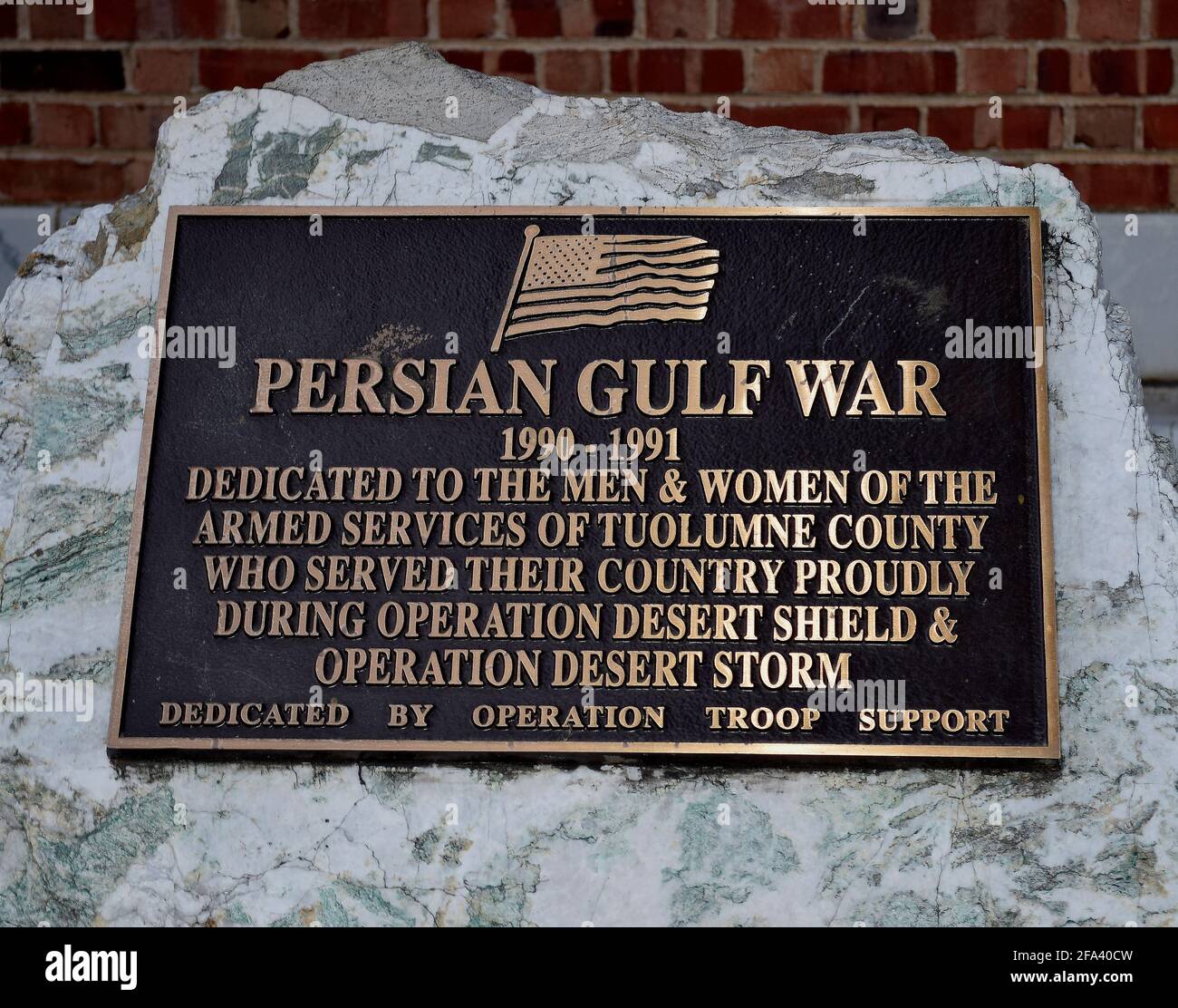 Lapide che onora i veterani della guerra del Golfo persiana di fronte al Veterans Memorial Military Museum di sonora, nella contea di Tuolumne, California Foto Stock