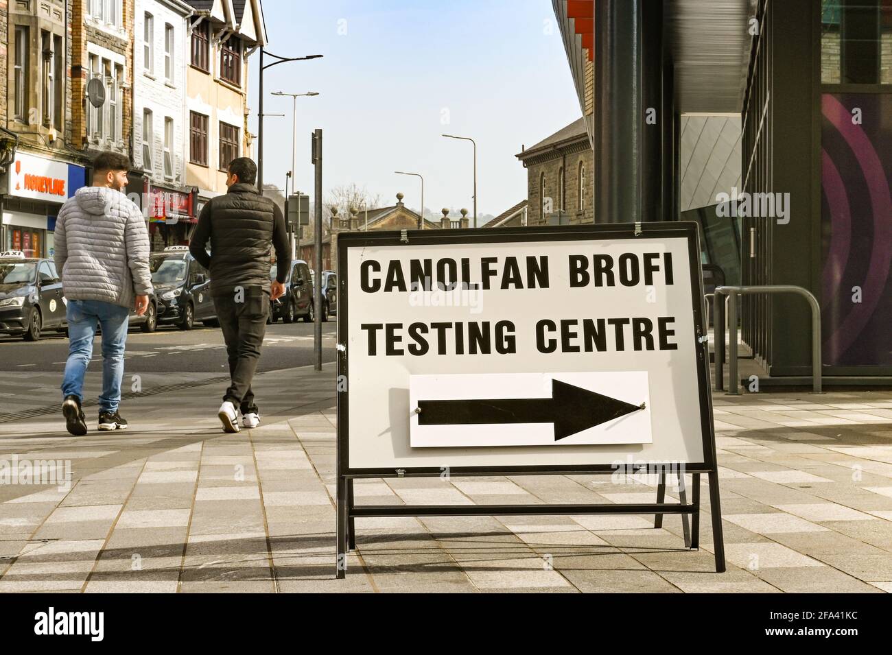 Pontypridd, Galles - Aprile 2021: Cartello bilingue che mostra la strada per un centro di test del coronavirus nel centro di Pontypridd Foto Stock