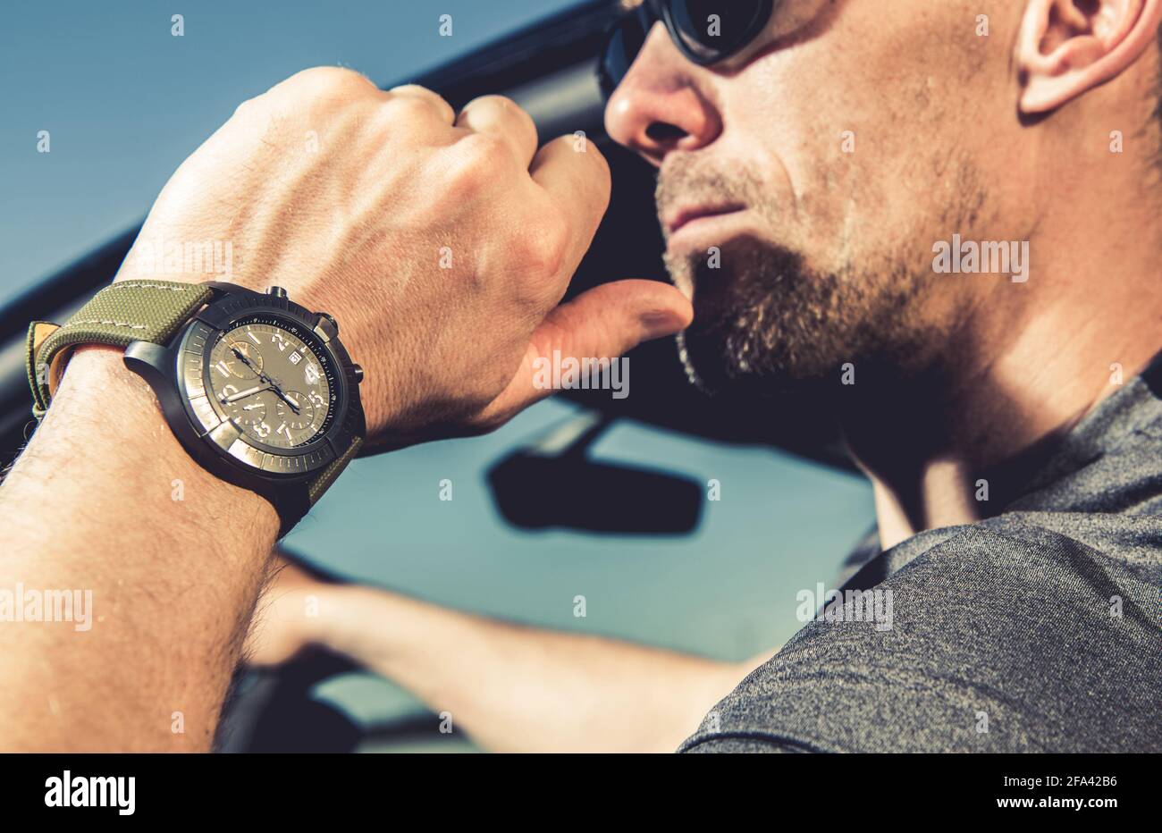 Orologio a mano di lusso stile militare orologio a mano su uomo caucasico primo piano. Foto Stock