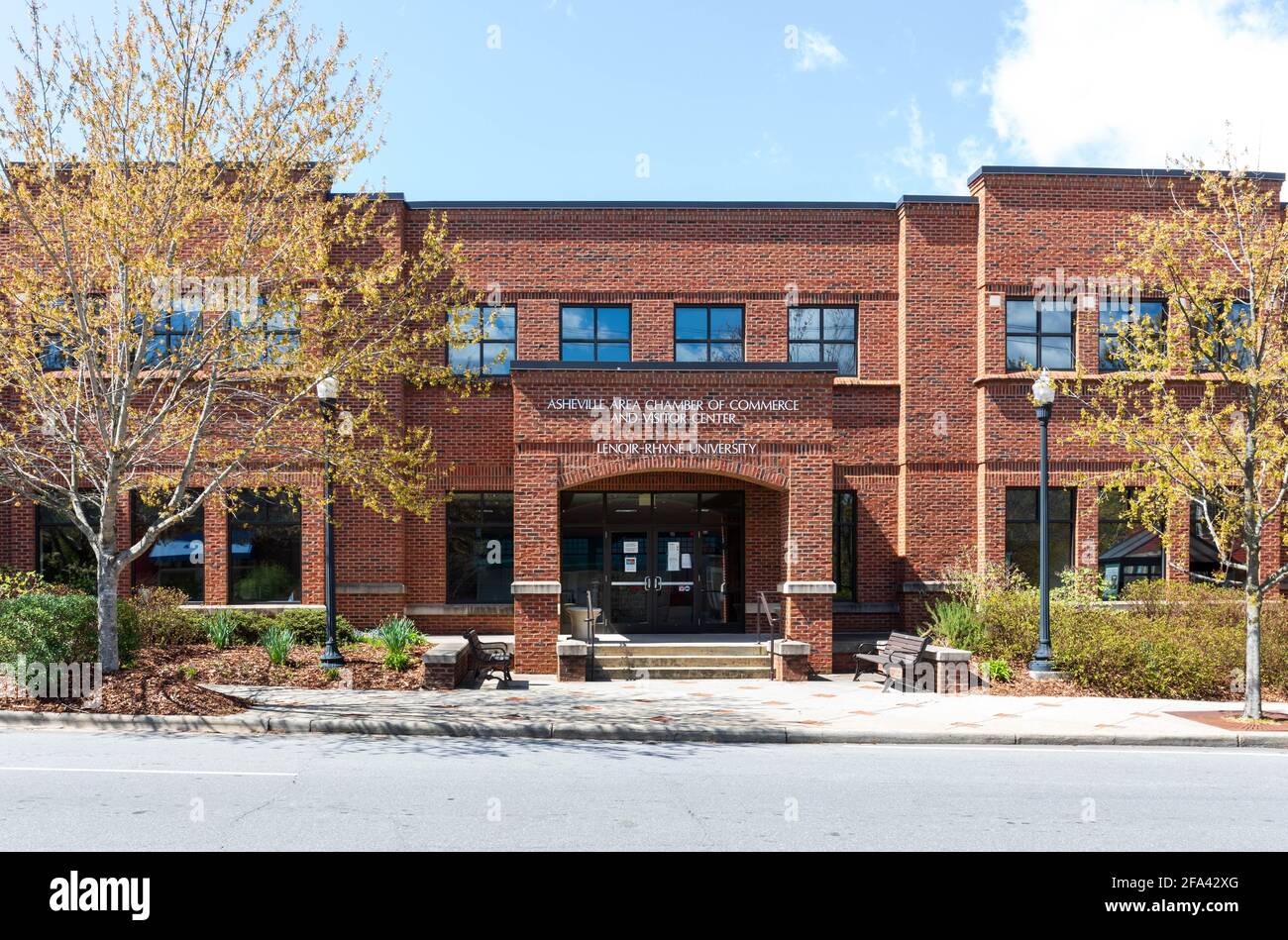 ASHEVILLE, NC, USA-11 APRILE 2021: La filiale Asheville di Hickory, Università Lenoir-Rhyne con sede a NC. Edificio contrassegnato come 'Asheville Area Chamber. Foto Stock