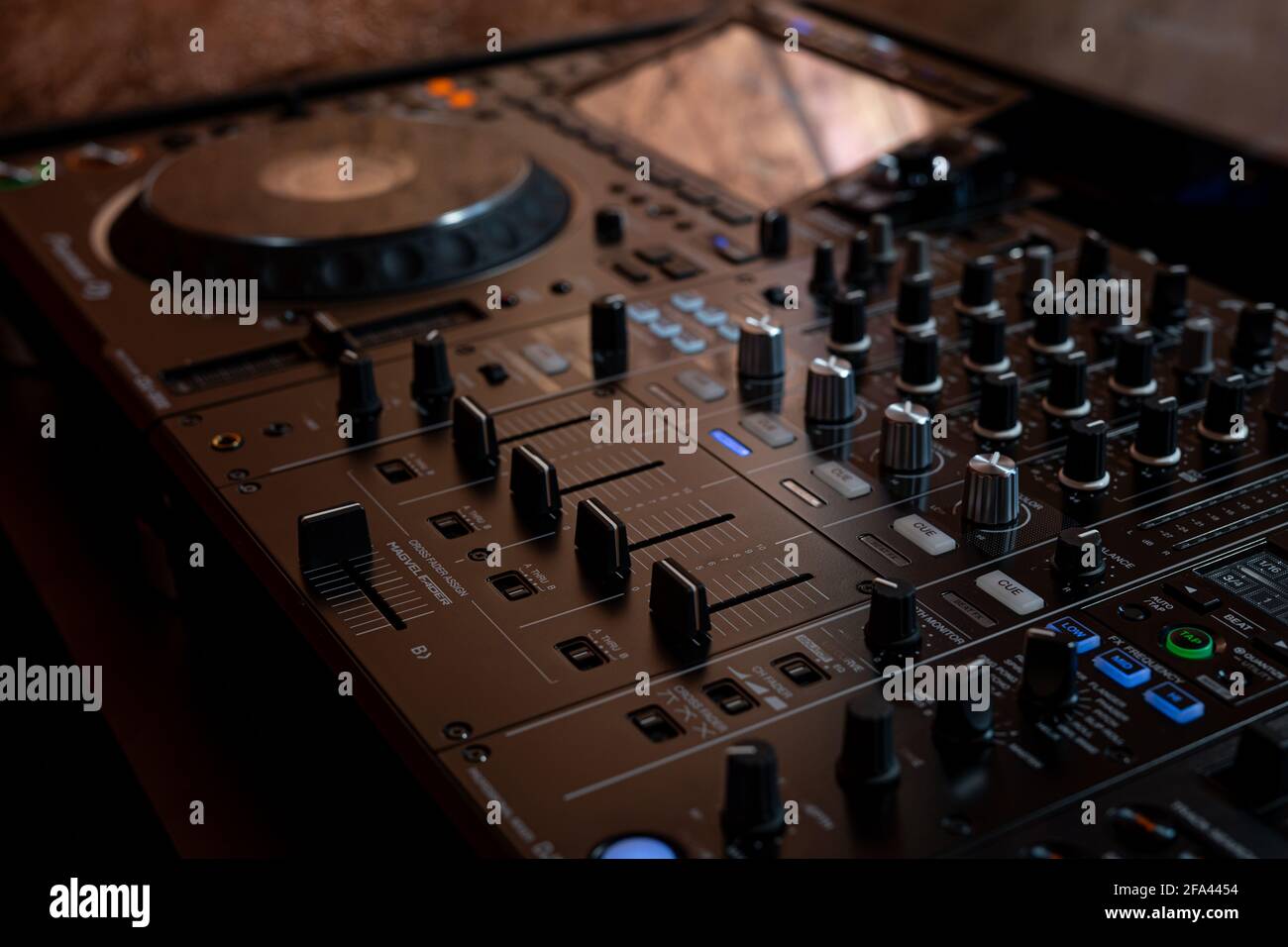 Primo piano sul lettore e sulla console di mixaggio. Attrezzature DJ Foto Stock