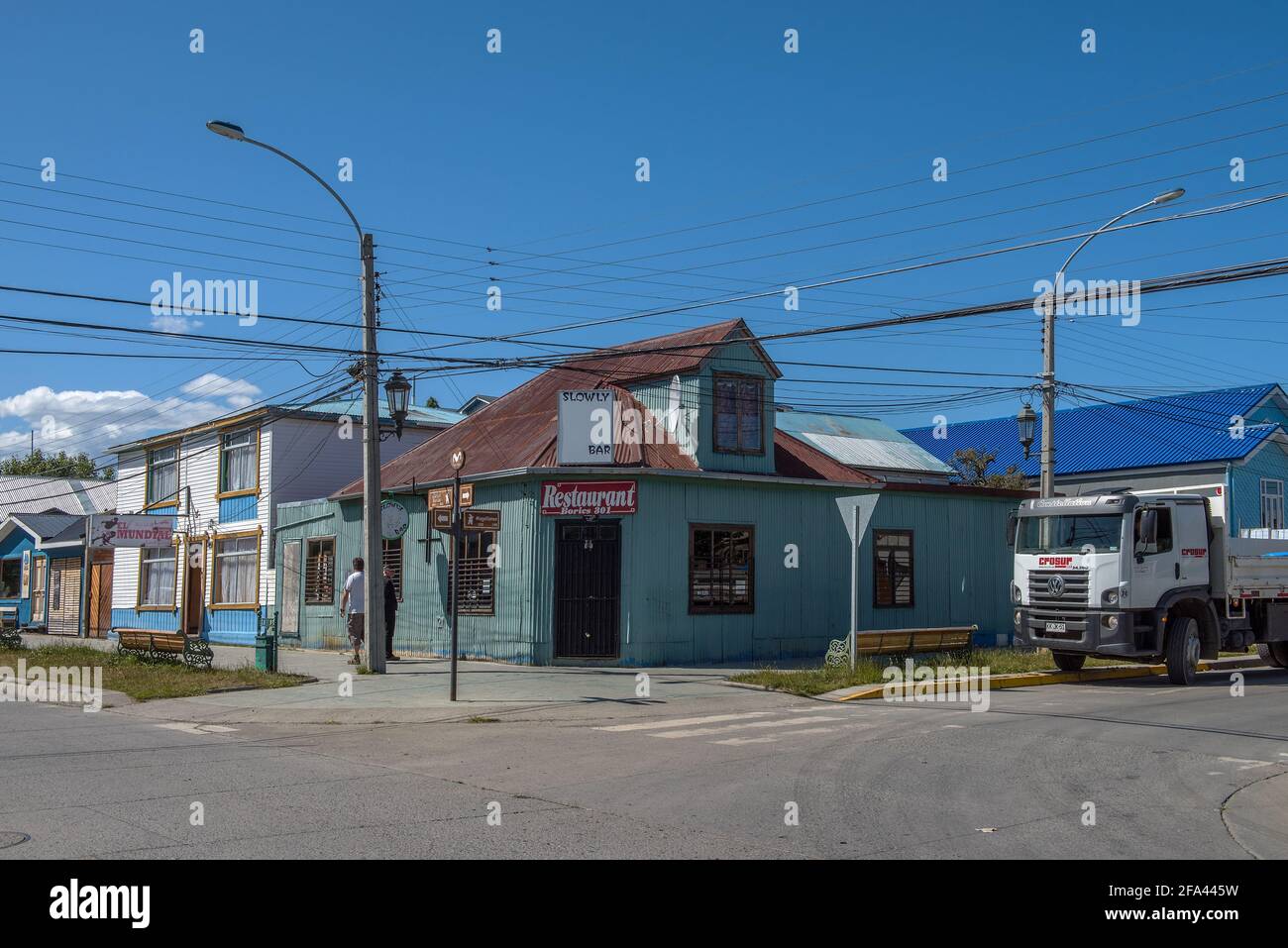 Case su una strada a Puerto Natales, Cile Foto Stock