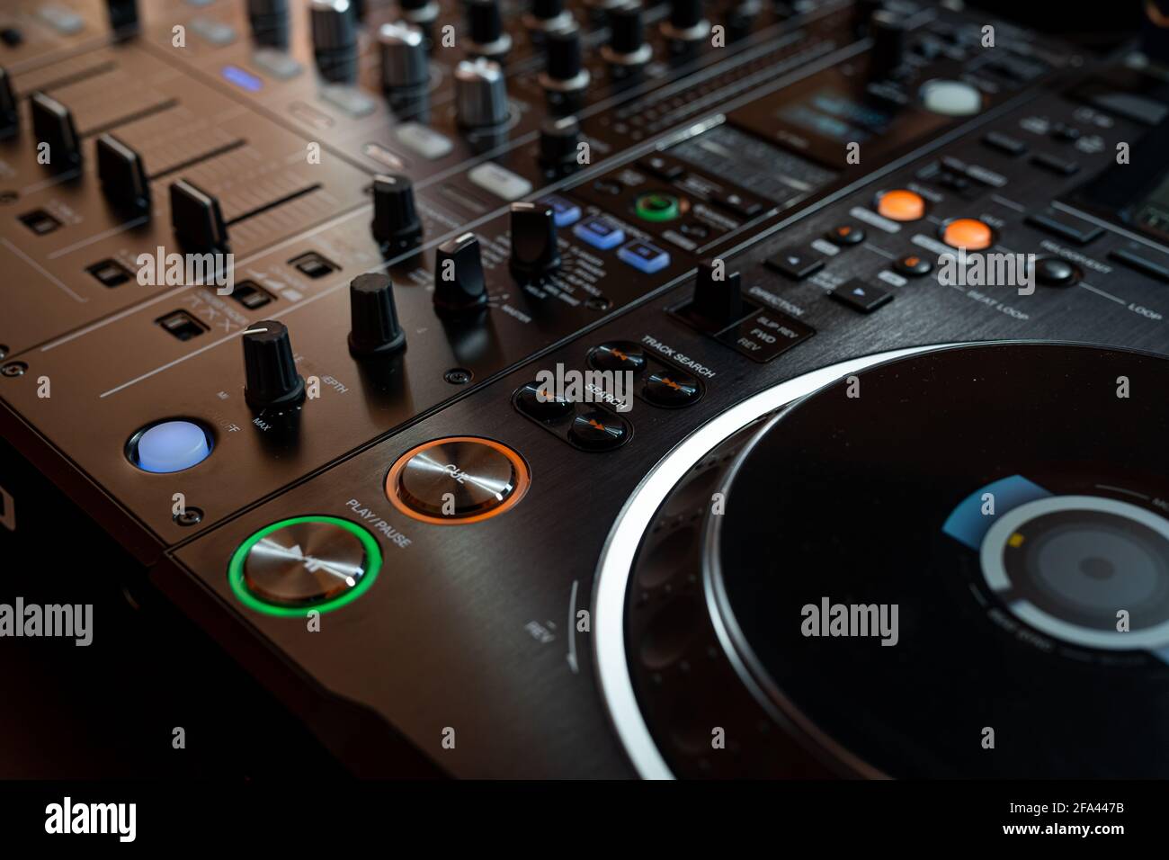 Primo piano sul lettore e sulla console di mixaggio. Attrezzature DJ Foto Stock