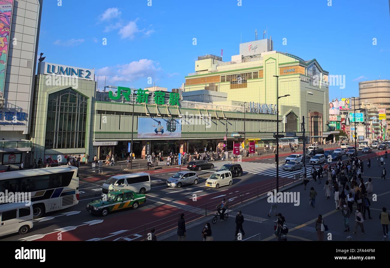 Tokyo, Giappone - 20 2020 ottobre: Vista pomeridiana del lato sud della stazione di Shinjuku nel centro di Tokyo in una giornata di sole Foto Stock