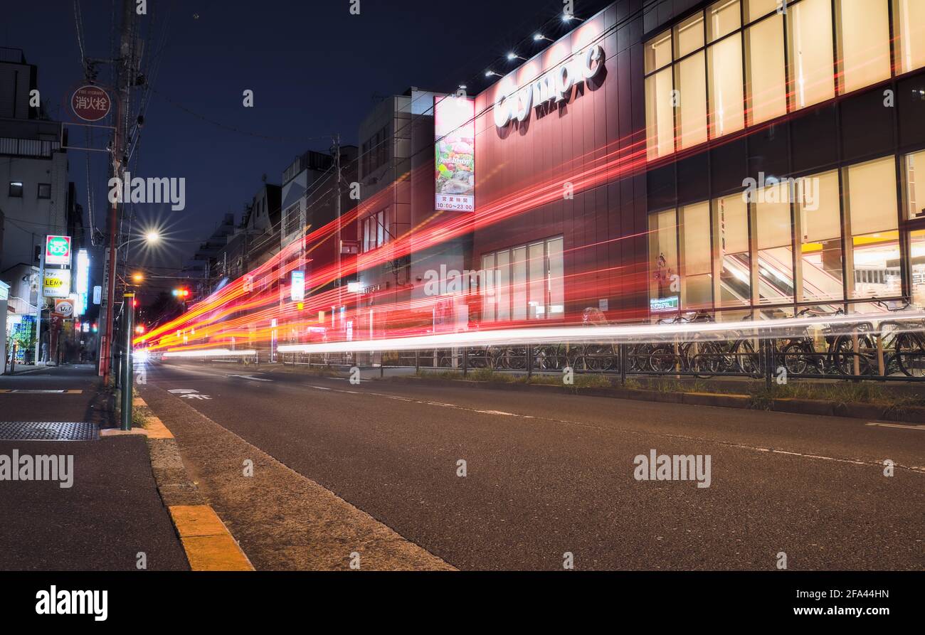 Tokyo, Giappone - Ottobre 20 2020: Acquisizione a lunga esposizione di sentieri di luce realizzati passando auto sulla strada nella parte occidentale di Tokyo Foto Stock