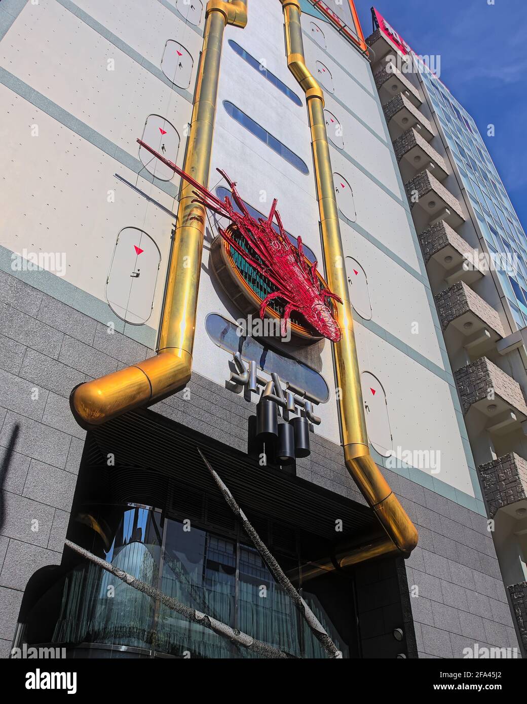 Osaka, Giappone - 5 Novembre 2020: Vista diurna della facciata decorativa del ristorante di pesce Chunagon nel centro di Osaka Foto Stock