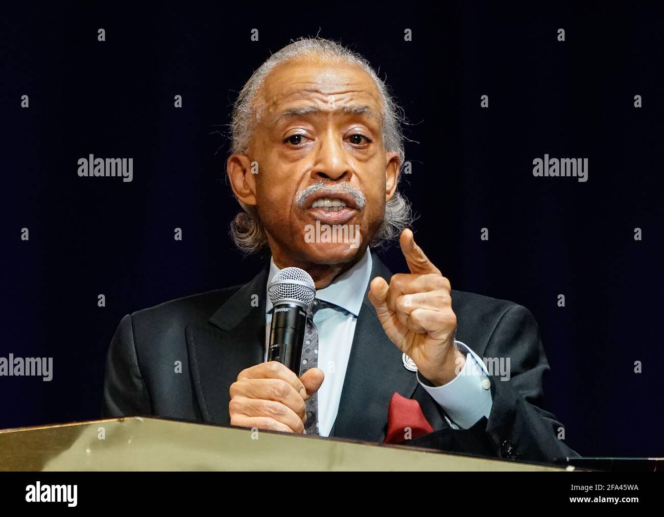 Minneapolis, Stati Uniti. 22 Apr 2021. Il reverendo al Sharpton fa commenti durante il funerale per Daunte Wright, 20 anni, che è stato ucciso e ucciso dal poliziotto Kimberly Ann Potter durante un arresto del traffico e tentato arresto a Brooklyn Center, Minnesota, giovedì 22 aprile 2021. Foto di Jemal Countess/UPI Credit: UPI/Alamy Live News Foto Stock