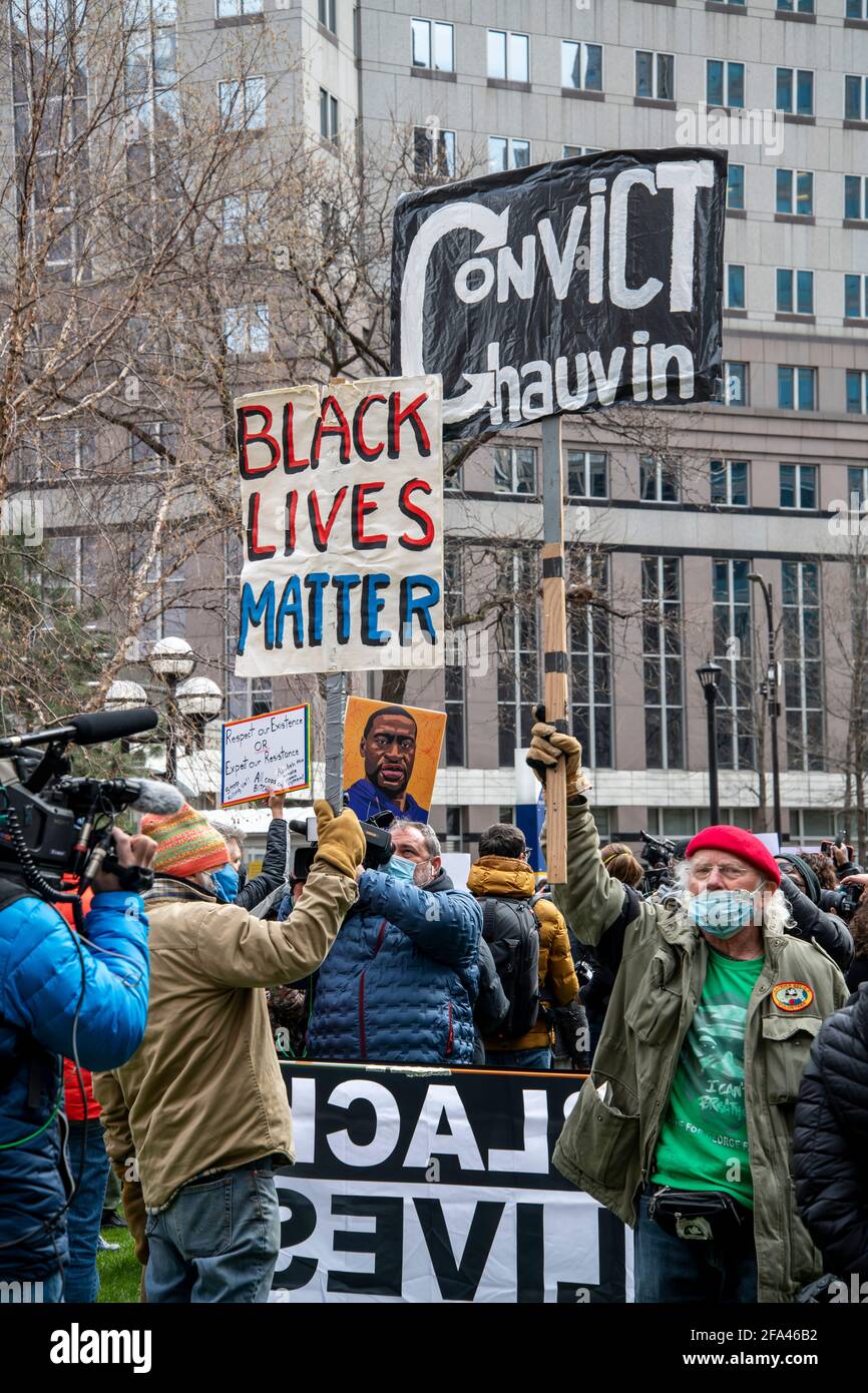 Minneapolis, Minnesota. I manifestanti tengono i cartelli davanti al centro governativo mentre attendono il verdetto nel processo di Derek Chauvin per la Th Foto Stock