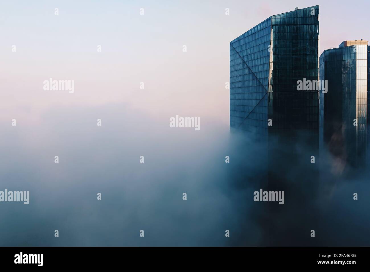 Dubai città con moderni grattacieli di vetro coperti di nebbia in tonalità blu, cambiamenti climatici Foto Stock