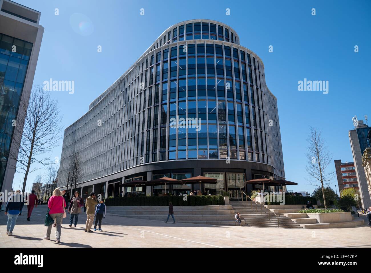 Un edificio di uffici con pannelli di vetro di Chamberlain Square, Birmingham City Centre, Regno Unito Foto Stock