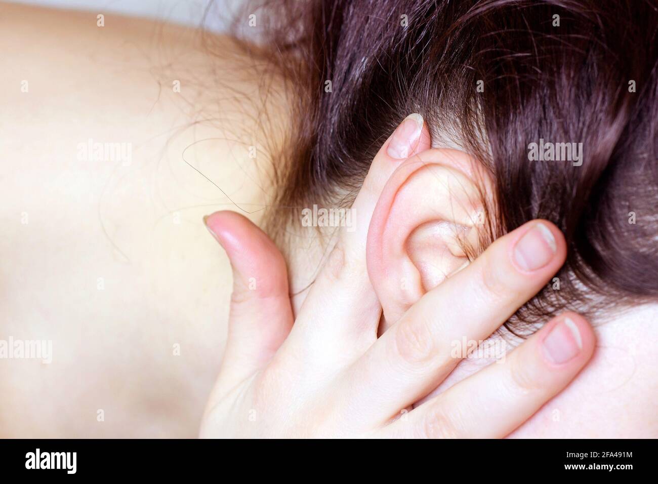 Dettaglio della testa con i capelli e l'orecchio al primo piano dell'esame medico. Foto Stock