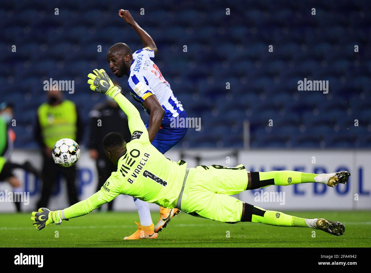 22 aprile 2021; Stadio Dragao, Porto, Portogallo; Campionato Portoghese 2020/2021, FC Porto contro Vitoria de Guimaraes; Moussa Marega di FC Porto vede il suo sforzo salvato da Bruno Varela di Vitoria de Guimaraes Foto Stock