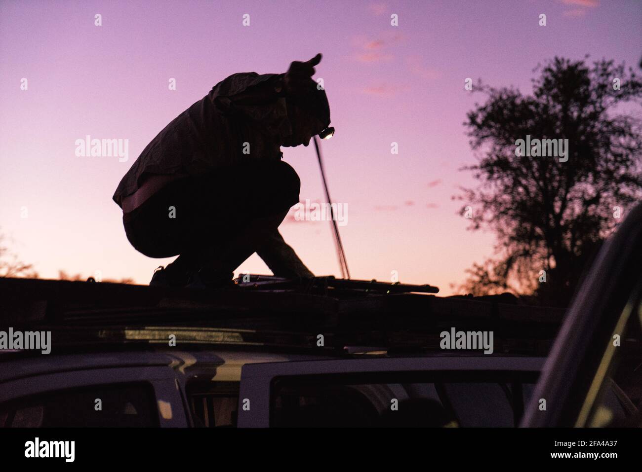 Rigging Overlanding Setup Before Sunrise in African Wilderness Foto Stock