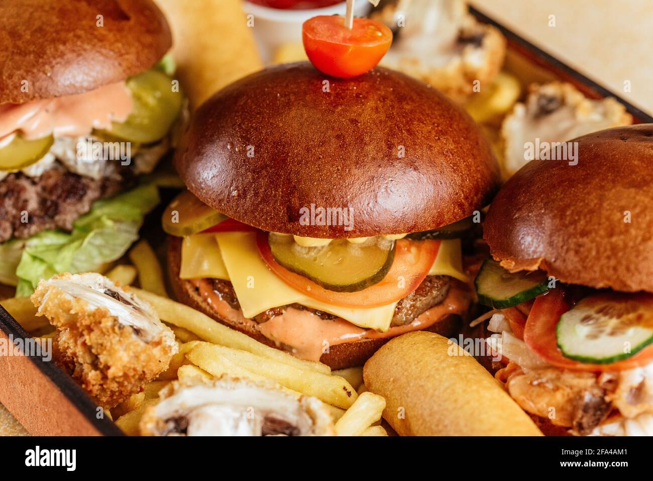 hamburger americano con patate, salsa, spuntini Foto Stock