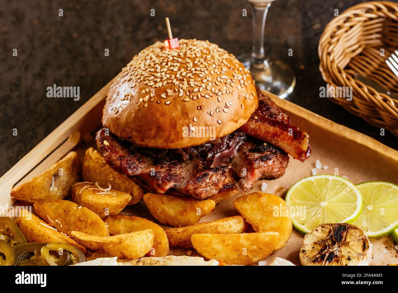 hamburger americano con patate, salsa, spuntini Foto Stock