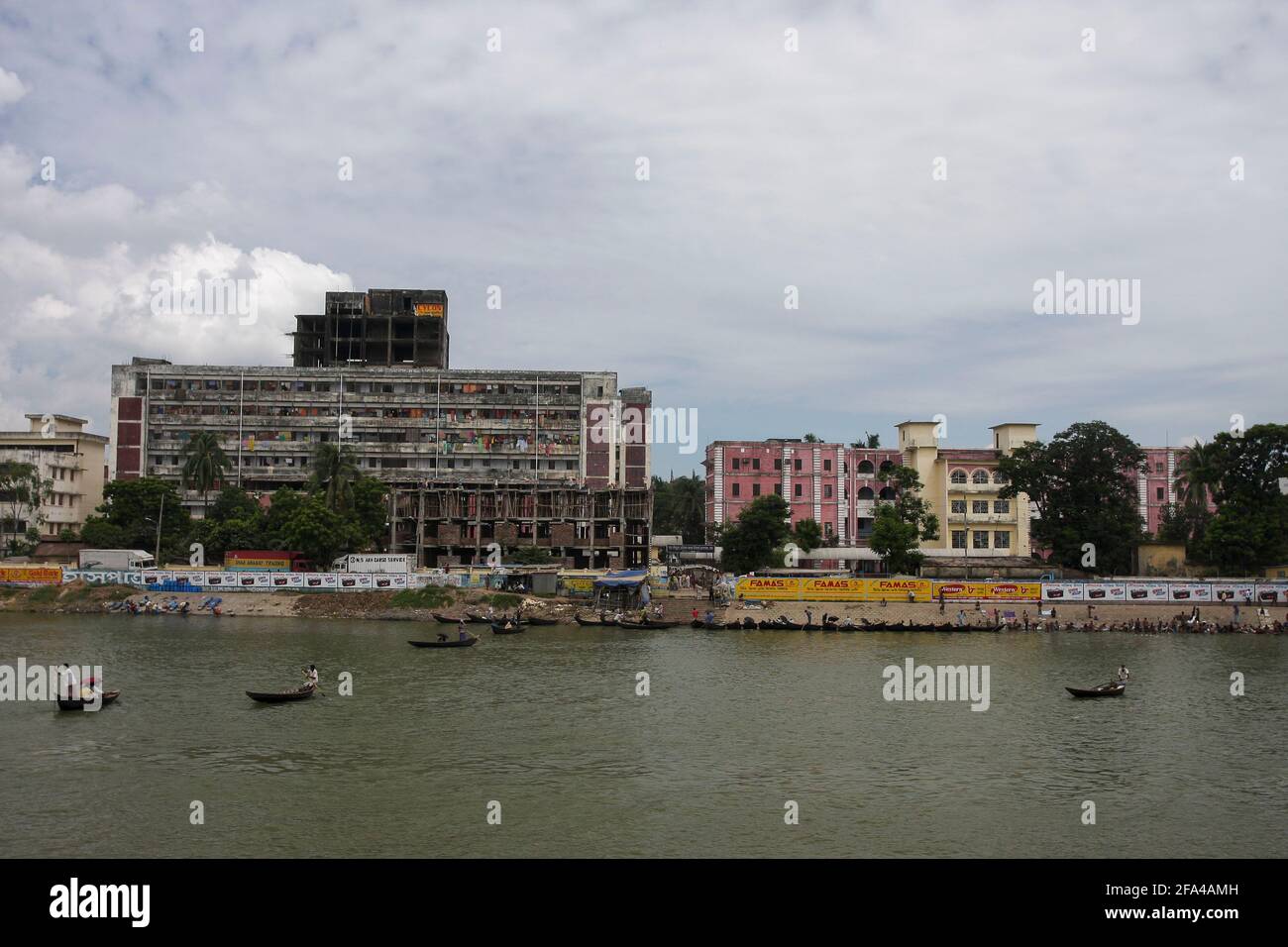 Sir Salimullah Medical College Hospital conosciuto anche come Mitford Hospital sulle rive del fiume Buriganga, Dhaka, Bangladesh Foto Stock