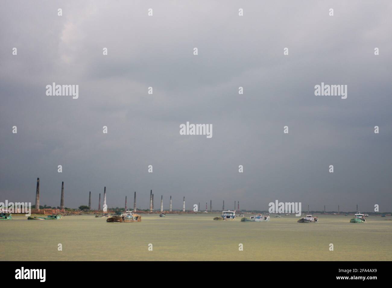 Le navi da carico si spostano sul fiume Buriganga, Dhaka, Bangladesh Foto Stock