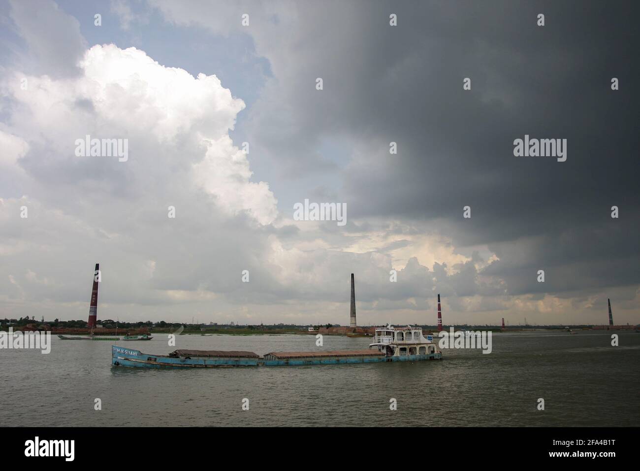 Le navi da carico si spostano sul fiume Buriganga, Dhaka, Bangladesh Foto Stock