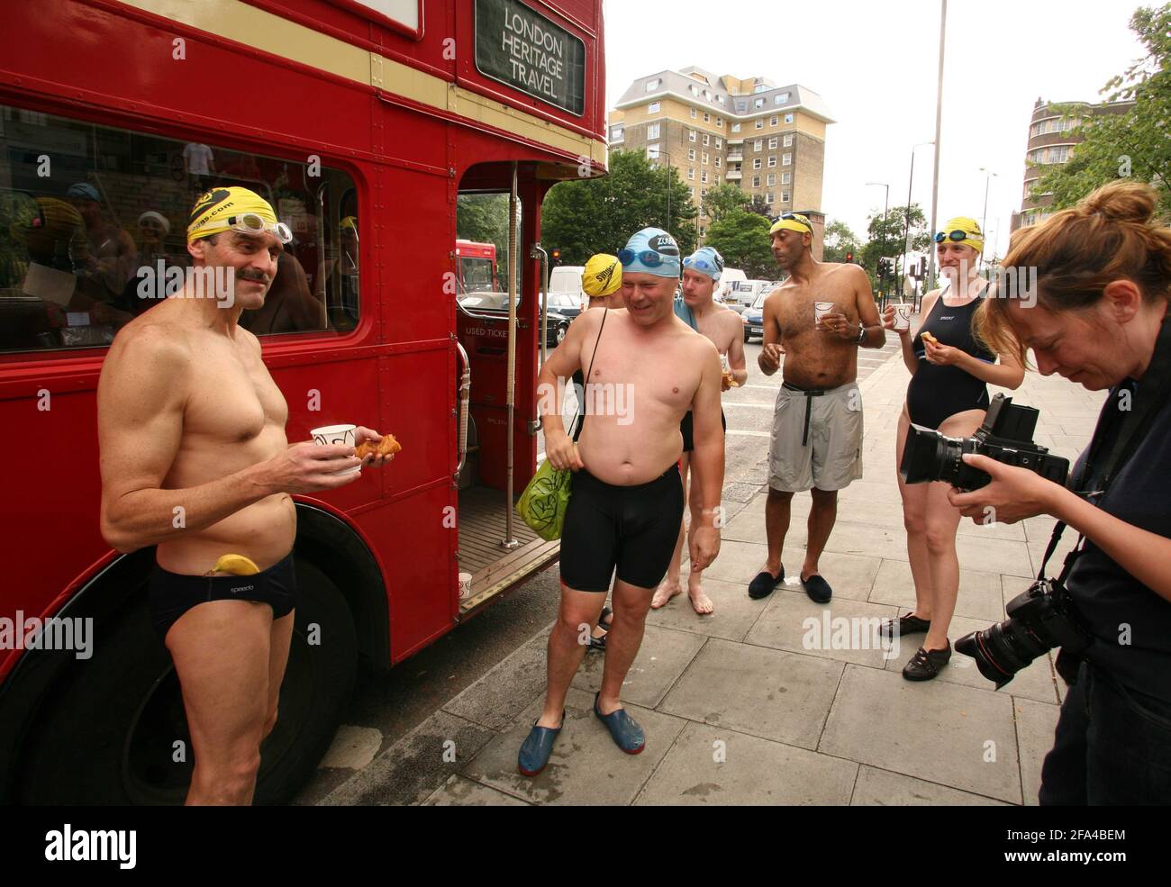 Art Film di Amy Sharrocks The Big Swim 50 nuotatori viaggiano attraverso Londra nuotando in 10 piscine, 3 Lidos e 2 laghi. Partenza al Lido di Tooting Bec e arrivo agli stagni di Hampstead Heath. pic David Sandison 12 luglio 2007 Foto Stock