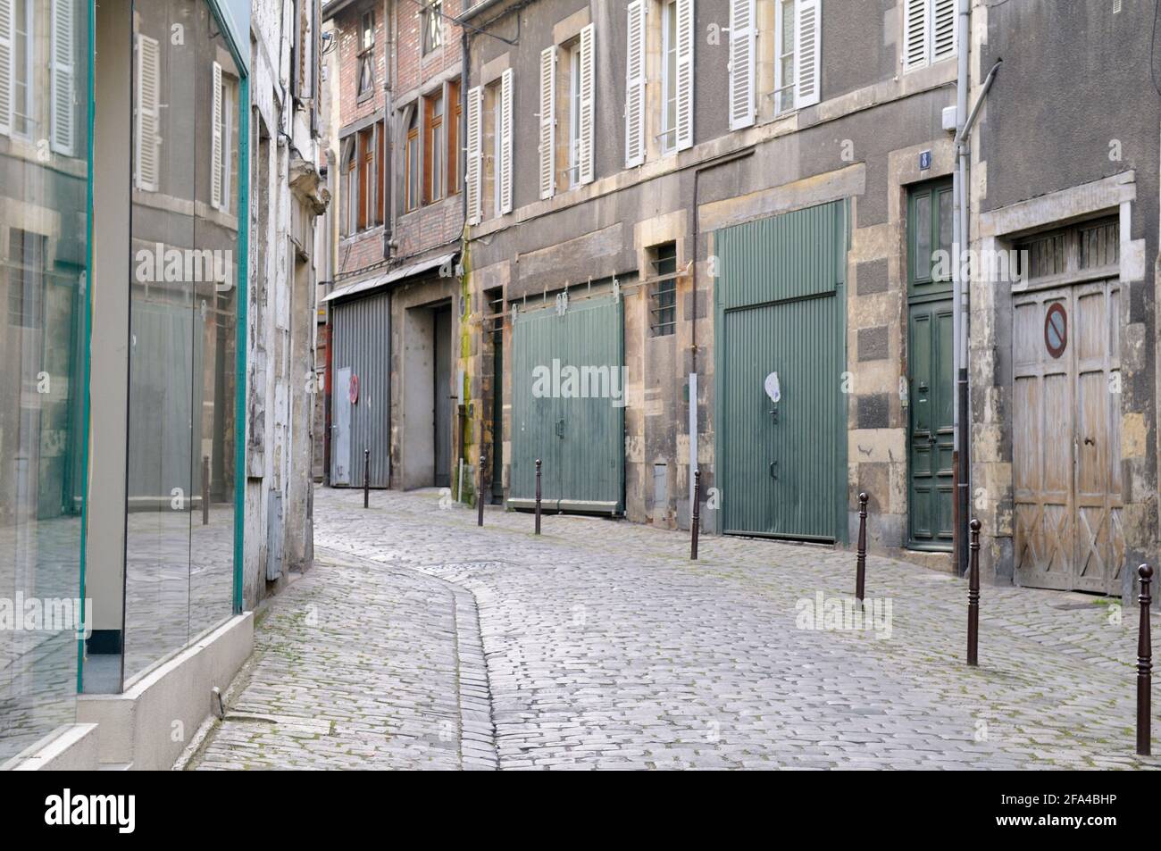 Strada stretta con negozi chiusi, Nevers, Borgogna, Francia Foto Stock