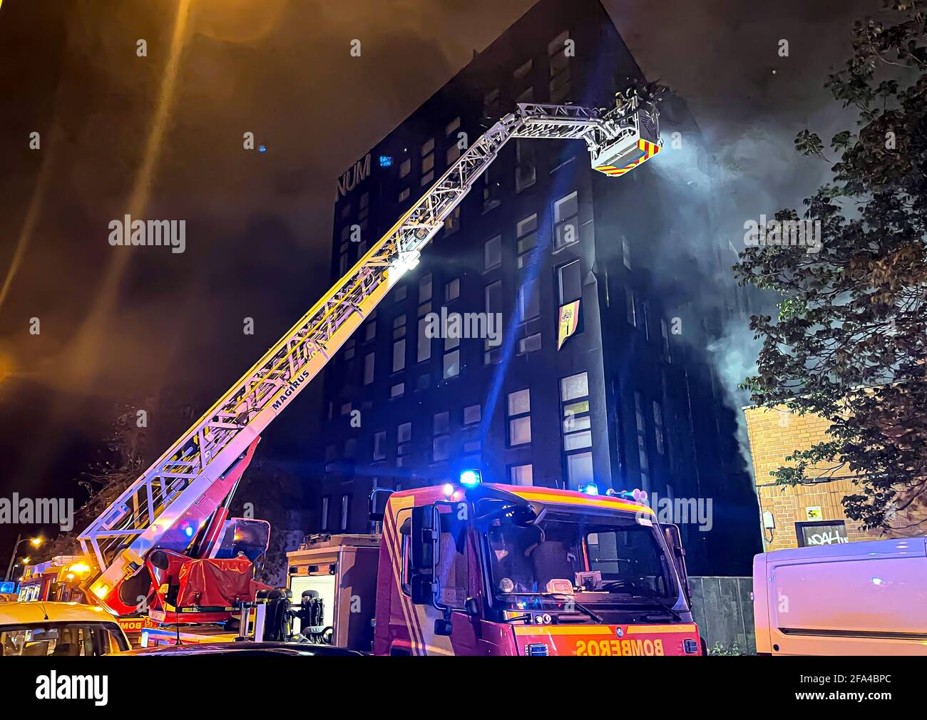 bilancia antincendio che lavora su un incendio Foto Stock