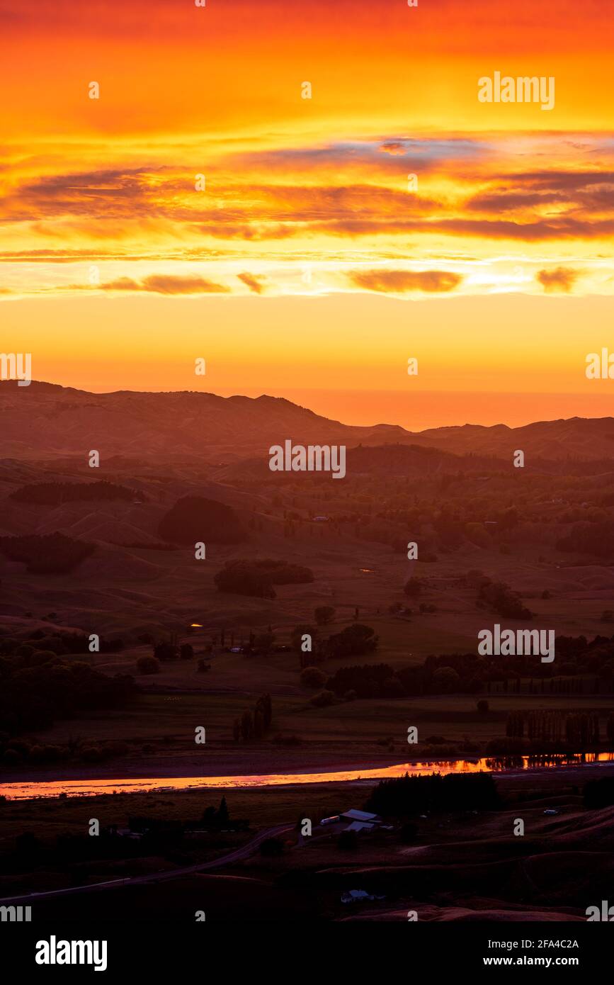 Colorata vista dell'alba da te Mata Peak, Hawke's Bay, Nuova Zelanda Foto Stock