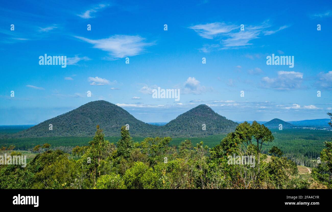 Vista delle montagne gemelle del Monte Tunbububububula, nelle Glasshouse Mountains che si formavano come lava fusa raffreddata per formare roccia dura nei nuclei dei vulcani 2 Foto Stock