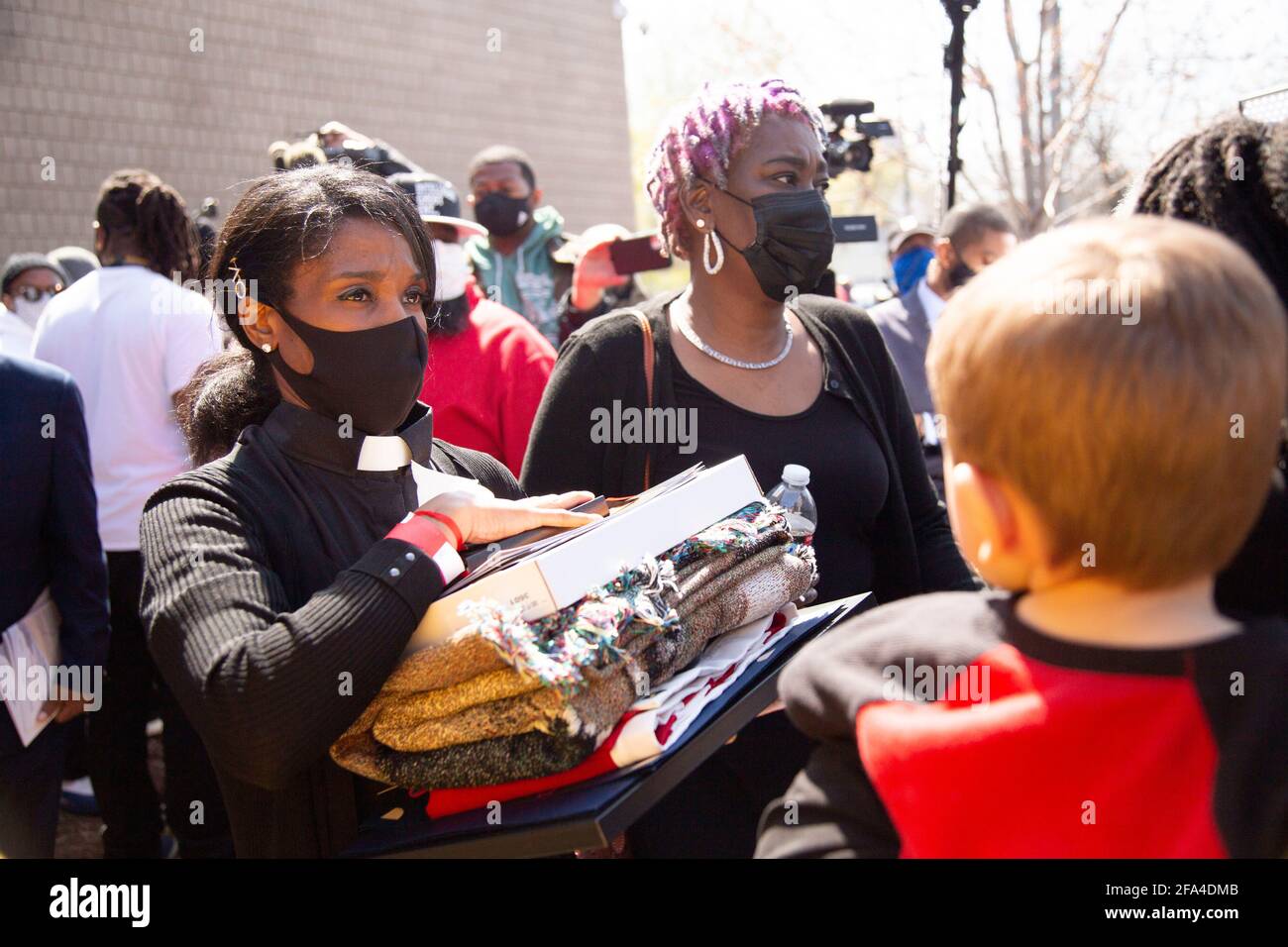 Minneapolis, Minnesota, Stati Uniti. 22 Apr 2021. 22 aprile 2021-Minneapolis, Minnesota, USA: Parenti di DAUNTE WRIGHT file dal New Shiloh Temple a North Minneapolis poco dopo il suo funerale. Wright, 20 anni, del Brooklyn Center, Minnesota, è stato ucciso e ucciso dall'ex funzionario della polizia del Brooklyn Center KIMBERLY POTTER, 48 anni, di Champlin, Minnesota, mentre era in servizio durante un arresto del traffico. Credit: Henry Pan/ZUMA Wire/Alamy Live News Foto Stock