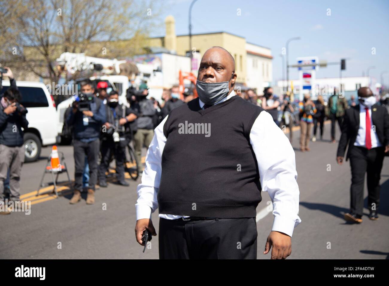 Minneapolis, Minnesota, Stati Uniti. 22 Apr 2021. 22 aprile 2021-Minneapolis, Minnesota, USA: Un organizzatore funebre dirige il traffico fuori dai funerali di DAUNTE WRIGHT al Tempio di New Shiloh a North Minneapolis. Wright, 20 anni, del Brooklyn Center, Minnesota, è stato ucciso e ucciso dall'ex funzionario della polizia del Brooklyn Center KIMBERLY POTTER, 48 anni, di Champlin, Minnesota, mentre era in servizio durante un arresto del traffico. Credit: Henry Pan/ZUMA Wire/Alamy Live News Foto Stock