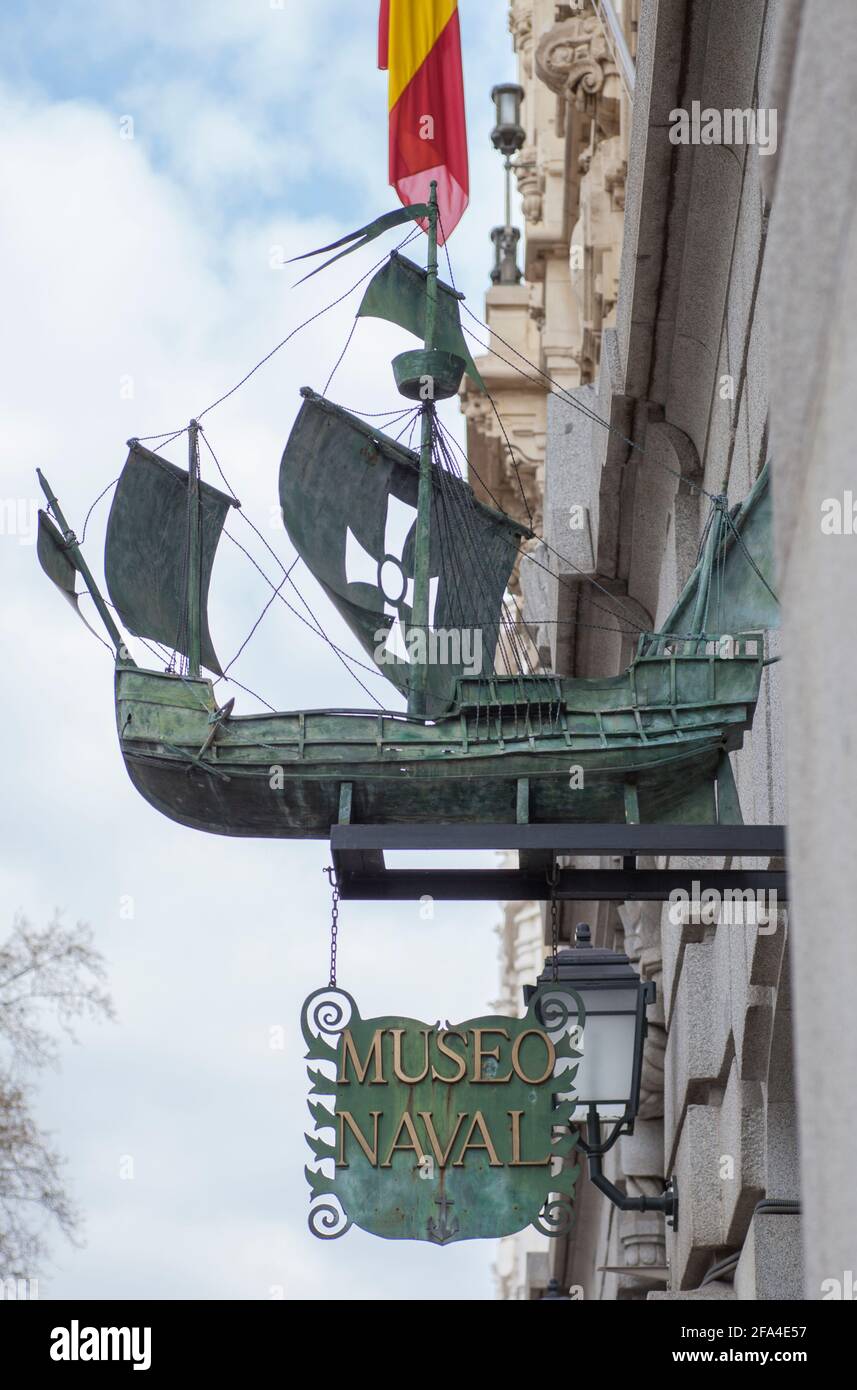 Modello in metallo di caravel la Pinta al Museo Navale di Madrid, Spagna. Ingresso all'aperto Foto Stock