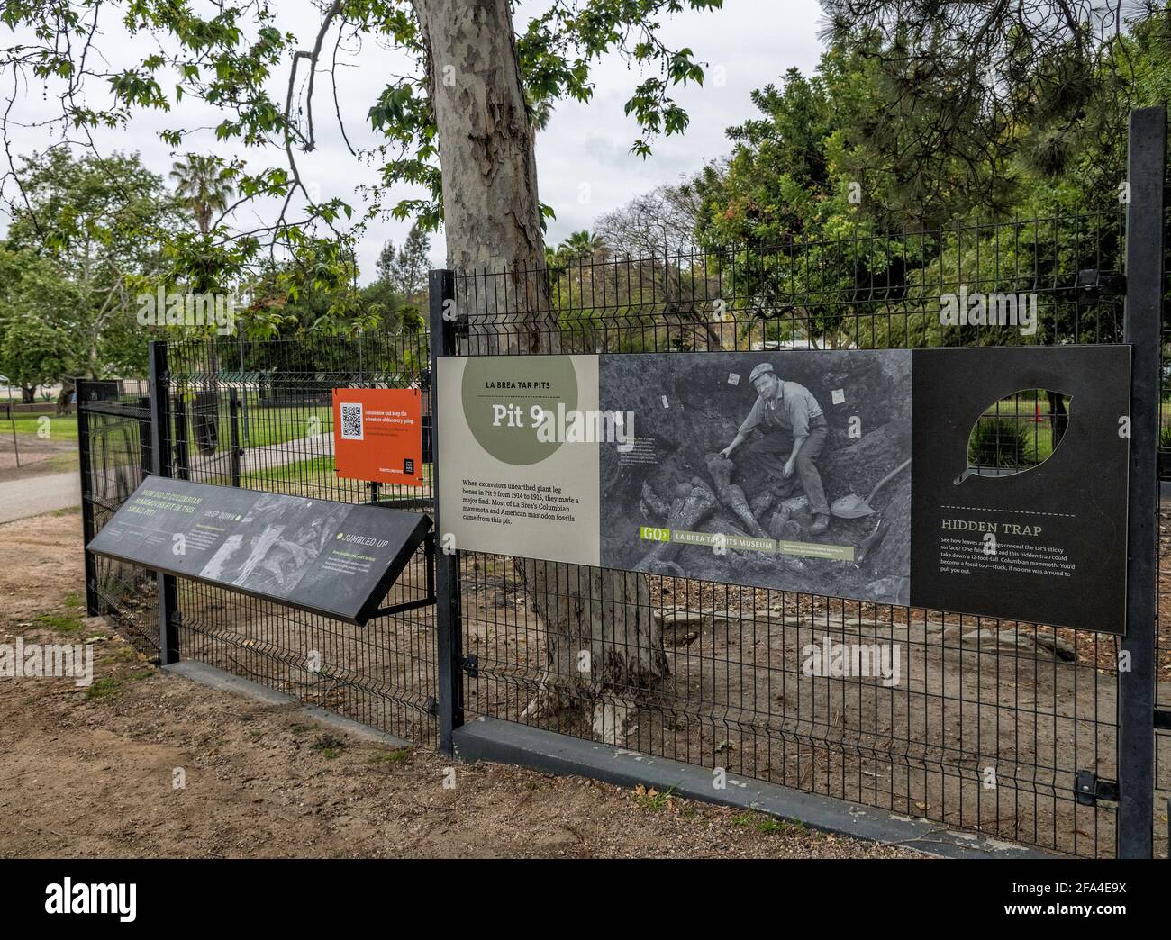 Los Angeles, CA, USA: 22 aprile 2021: Sito di scavo numero 9 presso la Brea Tar Pits di Los Angeles, California. Foto Stock
