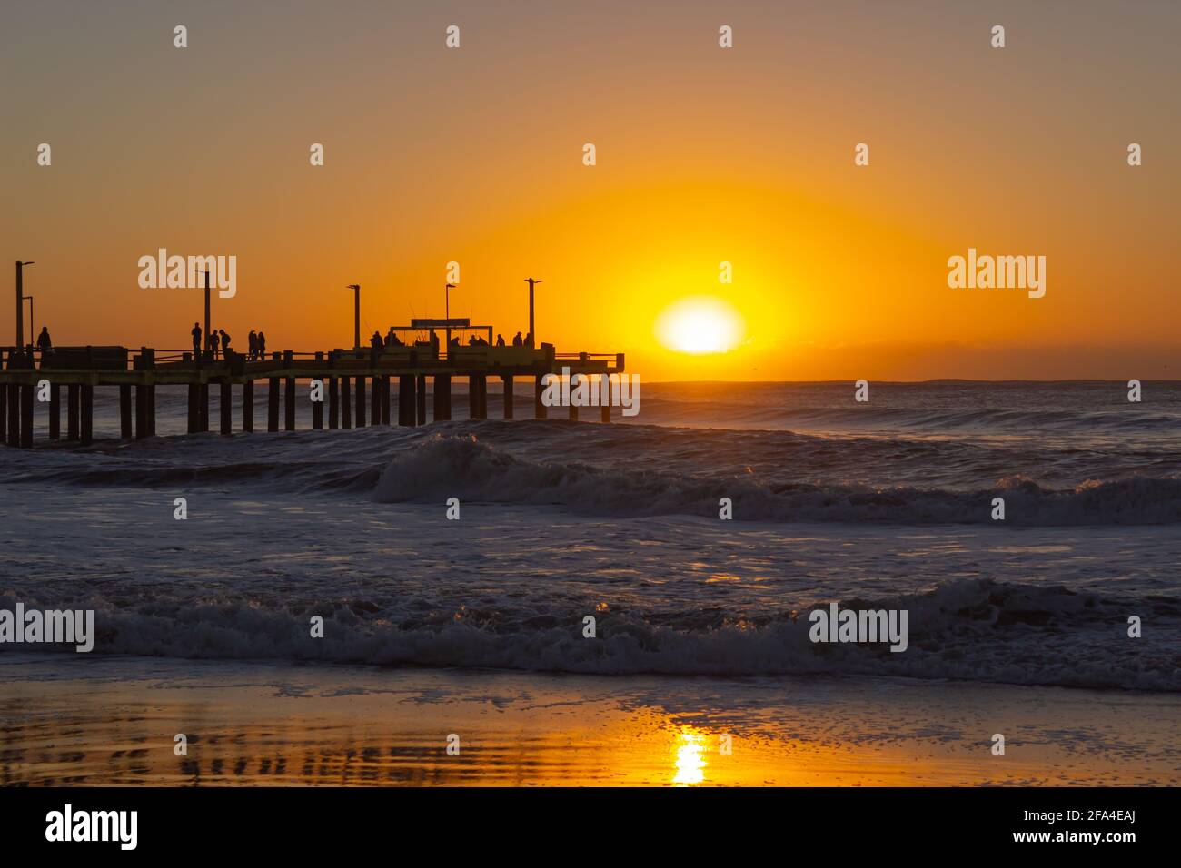 Vecchio molo all'alba. Spiaggia senza persone. Foto Stock