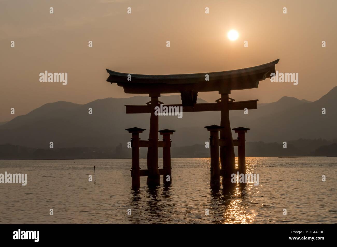 Vista panoramica al tramonto della famosa porta galleggiante di Torii al Santuario di Itsukushima sull'Isola di Miyajima, vicino a Hiroshima, Giappone Foto Stock