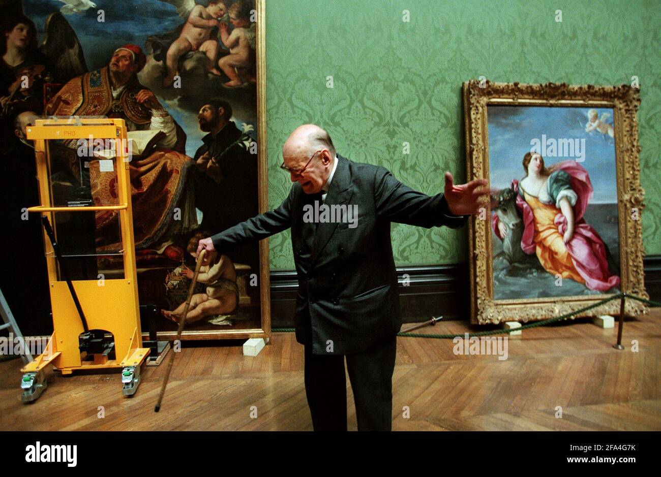 Sir Denis Mahon giugno 1999Guercinos San Gregorio il Grande con I santi Ignazio Loyola e Francesco Saverio sono appesi nella National Gallery a Londra dopo che il dipinto è stato bequested a. La galleria di Sir Denis Mahon Foto Stock