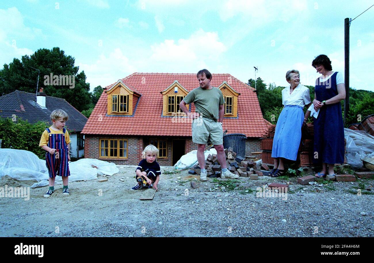 La famiglia Frost nella loro casa di recente costruzione in Prattsbottom, Orpington. l-r robert, james chris e sue con la madre alice. Foto Stock