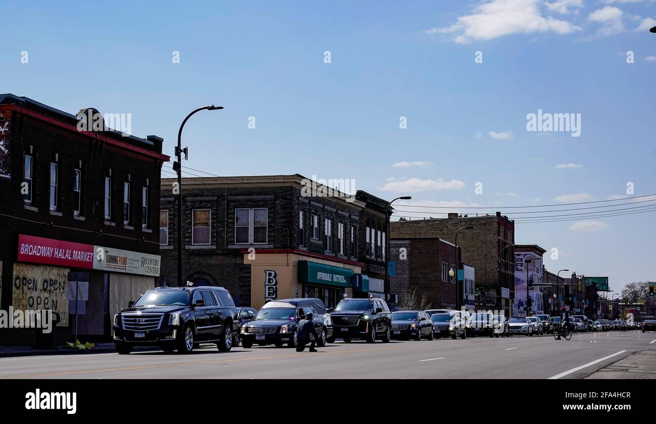 Minneapolis, Stati Uniti. 22 Apr 2021. La processione funeraria per Daunte Wright parte dal tempio di Shiloh a Minneapolis, Minnesota, giovedì 22 aprile 2021. Daunte Wright, ventenne, è stato ucciso e ucciso dal poliziotto Kimberly Ann Potter durante un arresto del traffico e tentato arresto a Brooklyn Center, Minnesota. Foto di Jemal Countess/UPI Credit: UPI/Alamy Live News Foto Stock