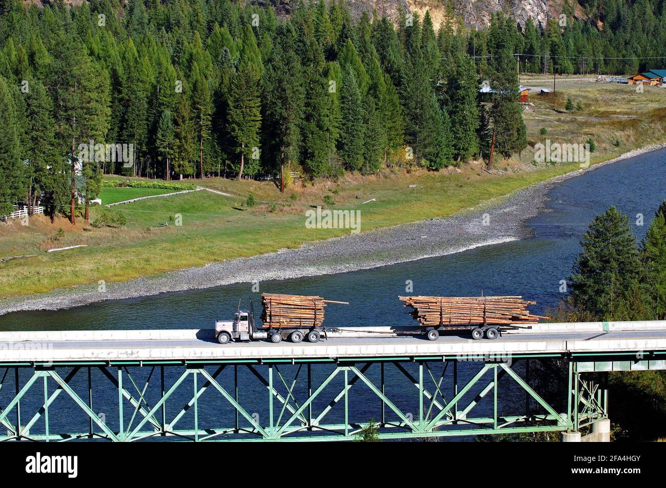 Furgone sul ponte dell'autostrada 2 sul fiume Kootenai. Troy, Contea di Lincoln, Montana nord-occidentale. (Foto di Randy Beacham) Foto Stock