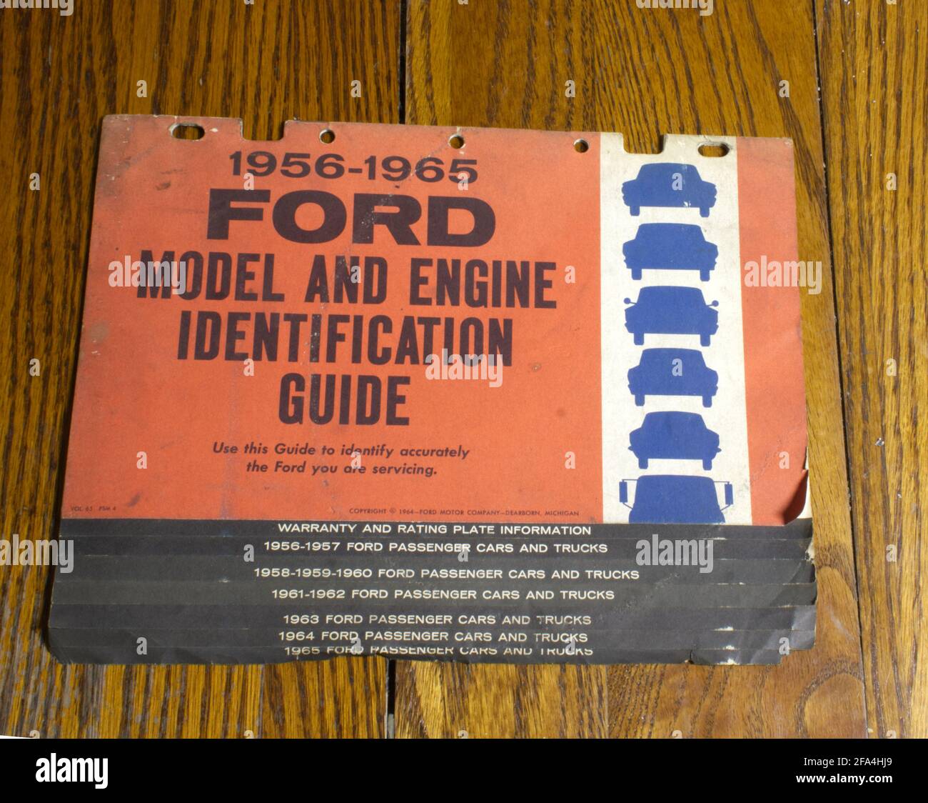 Un'immagine di un vecchio modello e motore Ford del 1956-1965 Guida all'identificazione Foto Stock
