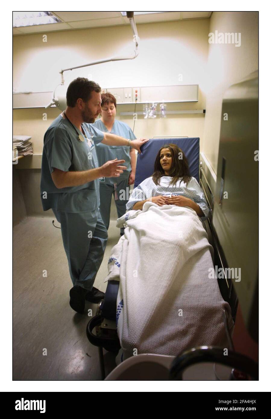 Il reparto A+e del Royal London Hospital...Maxine Purcell riceve Treatment.pic David Sandison 8/3/2002 Foto Stock
