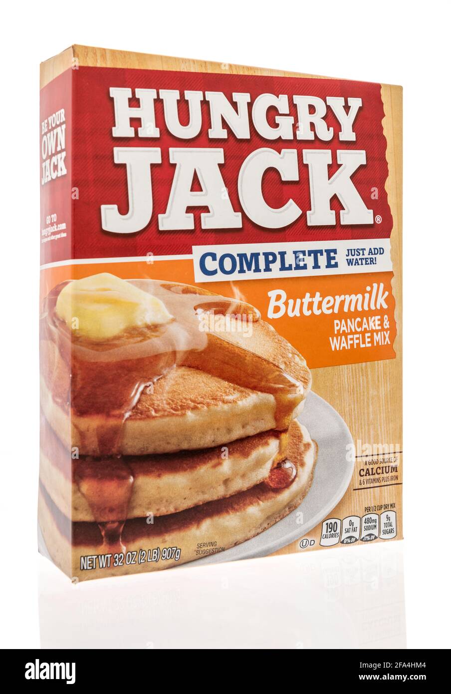 Winneconne, WI - 20 aprile 2021: Un pacchetto di Hungry Jack completo pancake al latticello e waffle mix su uno sfondo isolato Foto Stock