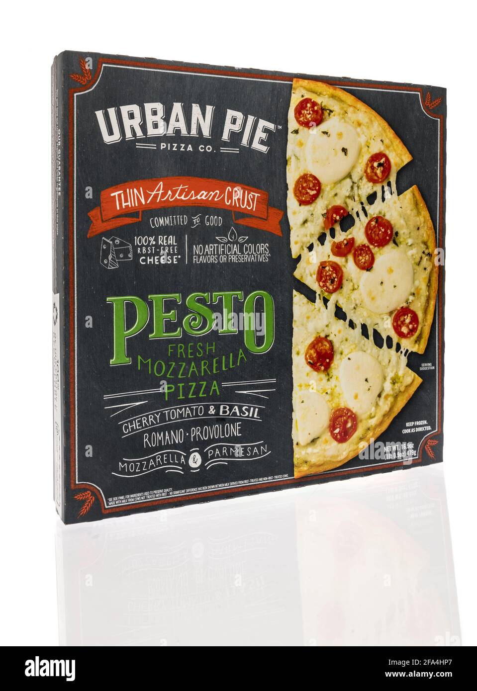 Winneconne, WI - 22 aprile 2021: Un pacchetto di pizza Urbana a torta su uno sfondo isolato Foto Stock