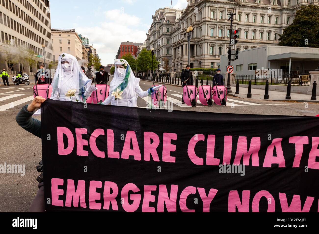 Washington, DC, USA, 22 aprile 2021. Nella foto: Estinzione ribellione ribelli bianchi per protesta contro il piano climatico di Biden del 2030. Credit: Alison C Bailey / Alay Live News Foto Stock