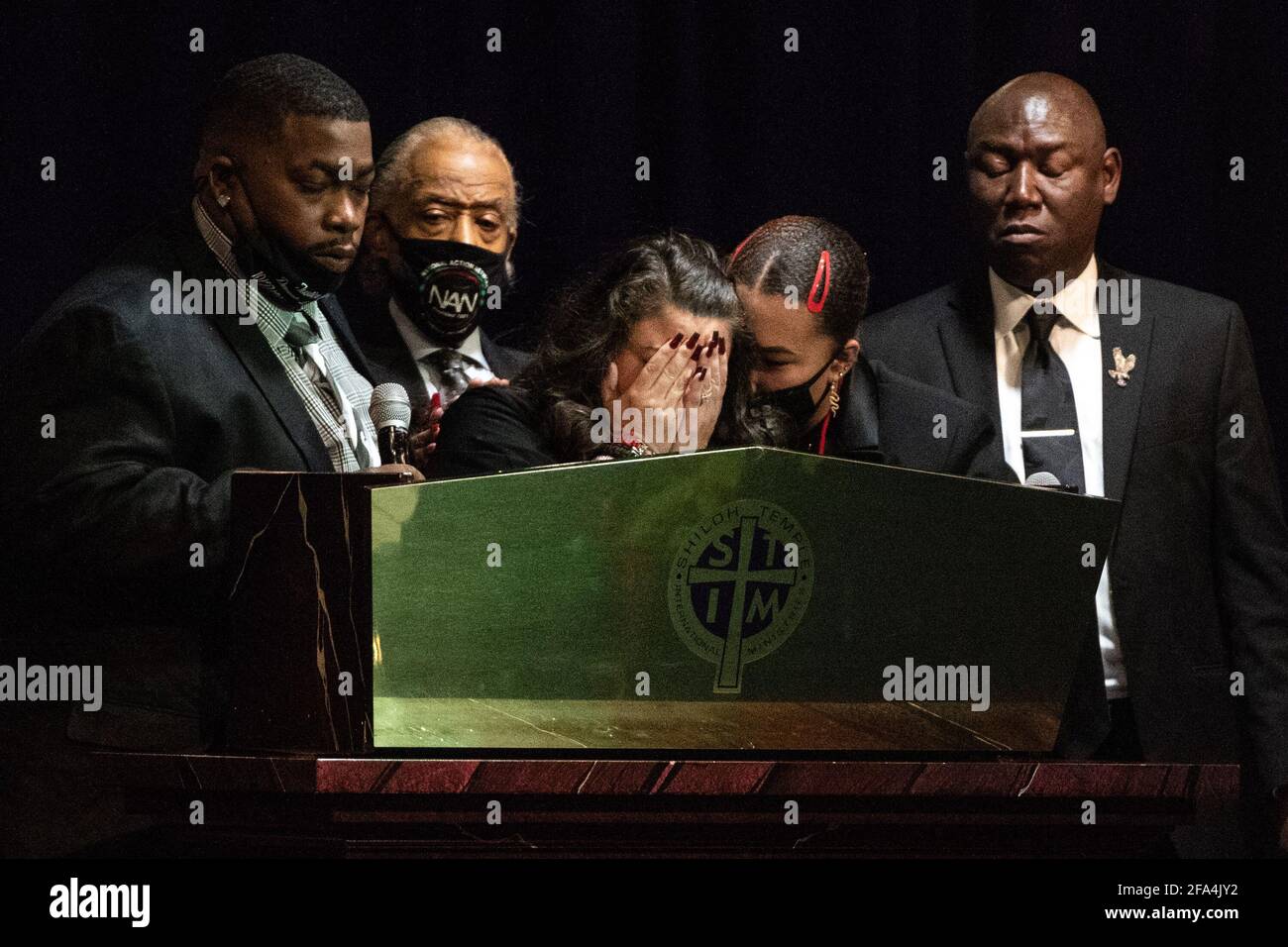 La madre di Daunte Wright, Katie Wright, parla durante i suoi funerali all'interno del New Shiloh Temple il 22 aprile 2021 a Minneapolis, Minnesota. Foto: Chris Tuite /ImageSPACE/MediaPunch Foto Stock