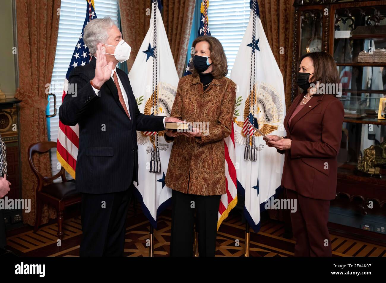 Il Vice Presidente Kamala Harris si è addolcito in William Burns come Direttore della Central Intelligence Agency (CIA) martedì 23 marzo 2021, presso il Vice President’s Ceremonial Office dell’Eisenhower Executive Office Building della Casa Bianca. (Foto ufficiale della Casa Bianca di Lawrence Jackson) Foto Stock