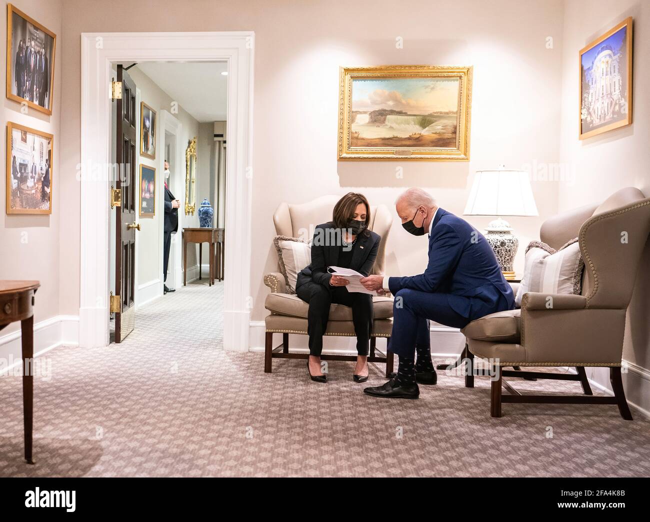 Il presidente Joe Biden e il vicepresidente Kamala Harris si sono conferite. Foto Stock