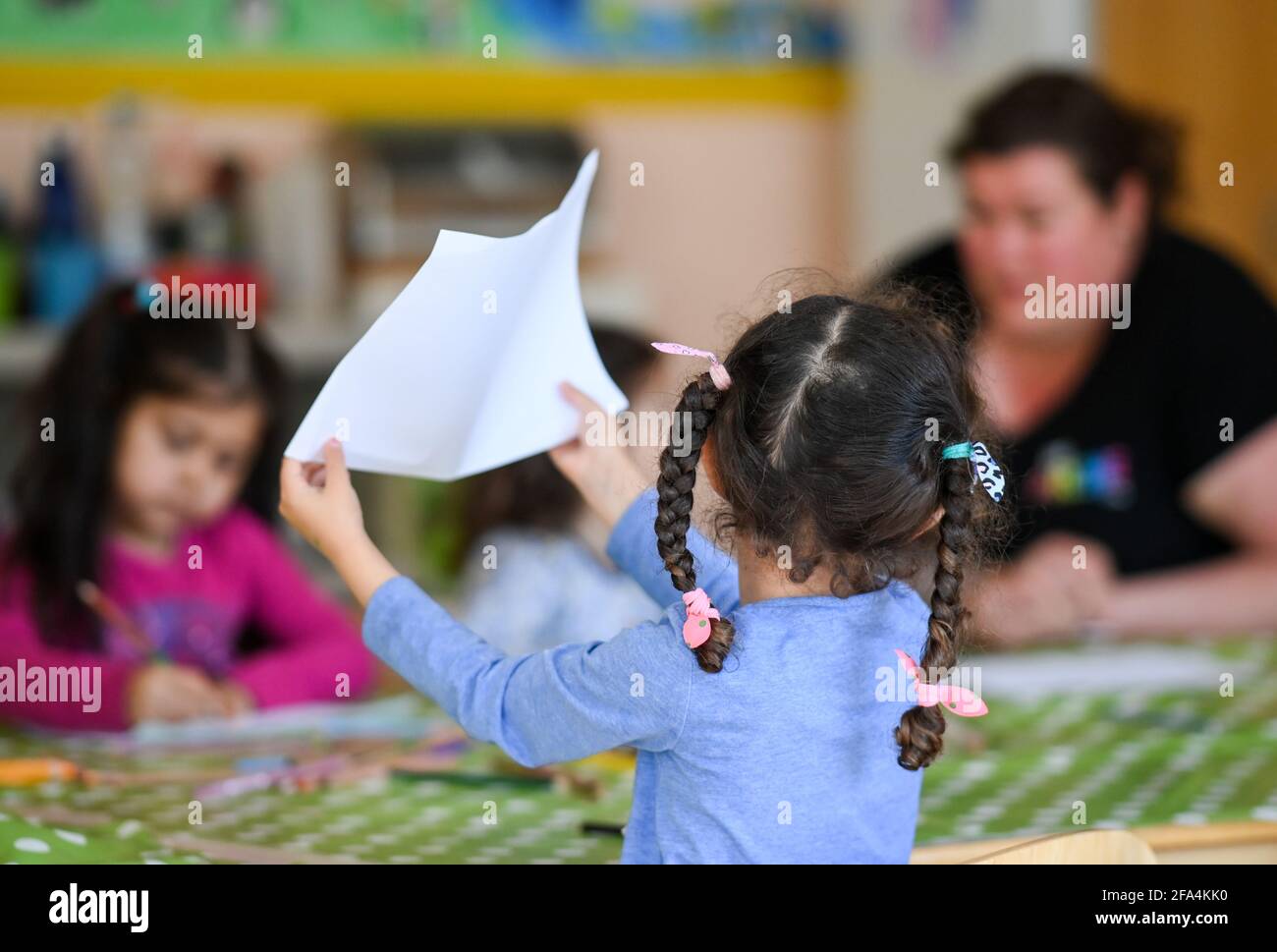 Berlino, Germania. 21 Apr 2021. I bambini vengono assistiti durante il tempo libero presso l'Arche di Hellersdorf. L'associazione 'Die Arche Christliches Kinder- und Jugendwerk' gestisce strutture per il tempo libero e l'assistenza scolastica per i bambini socialmente svantaggiati. Credit: Jens Kalaene/dpa-Zentralbild/dpa/Alamy Live News Foto Stock