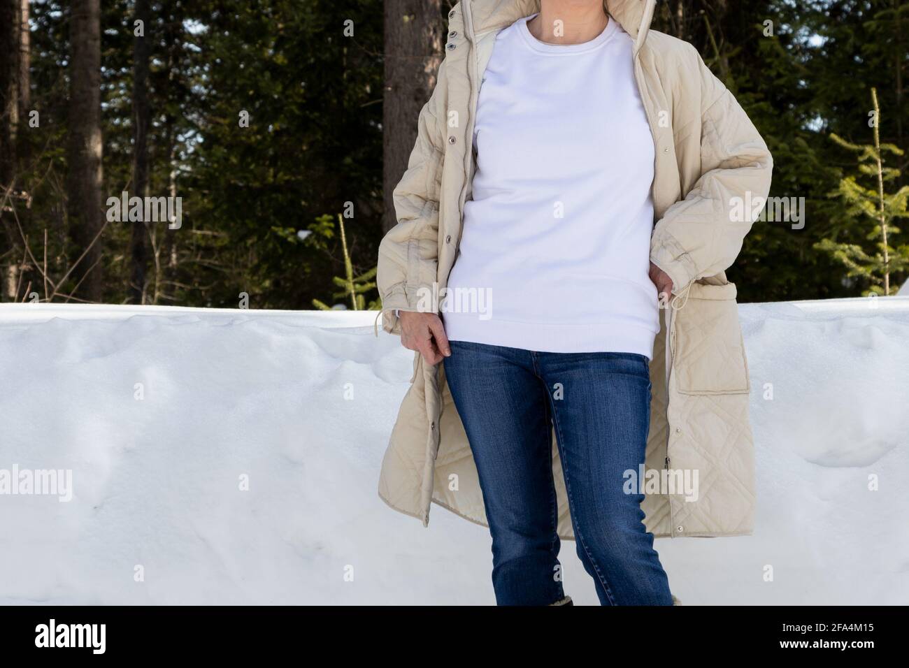 Mockup felpa con collo di cigno in vello bianco con una ragazza che indossa  un leggero cappotto invernale beige. Modello felpa pesante, mokup modello  Foto stock - Alamy